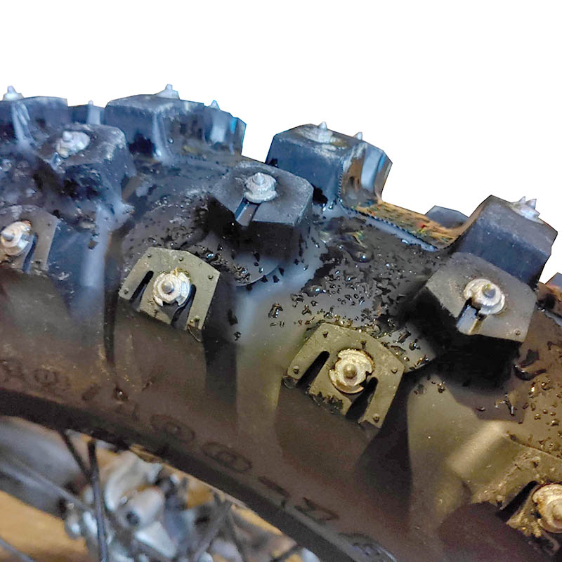 Närbild på endurobakdäck utrustat med skruvdubben SS15R