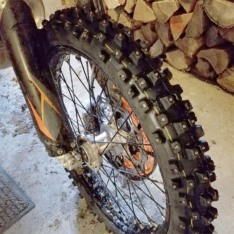 Enduroframdäck utrustat med skruvdubben SS11R