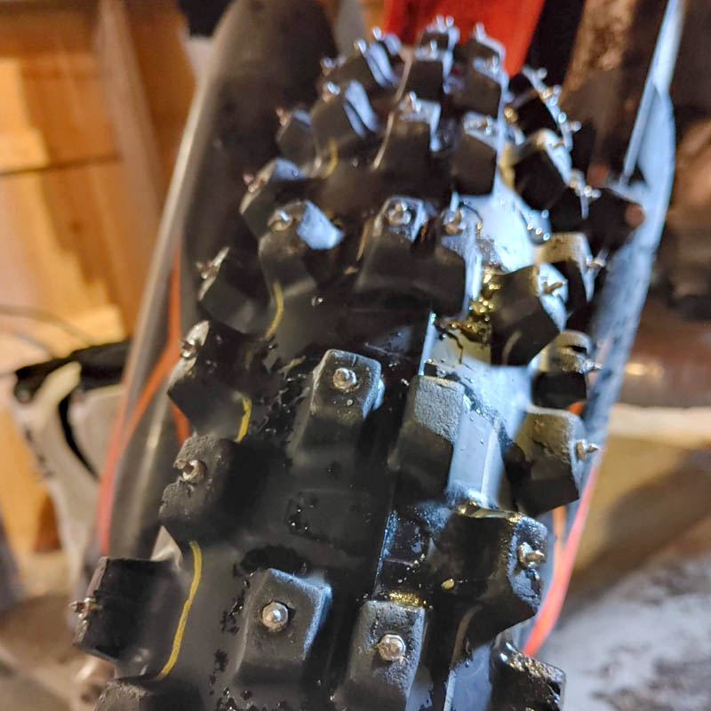 Närbild på enduroframdäck utrustat med skruvdubb SS11R